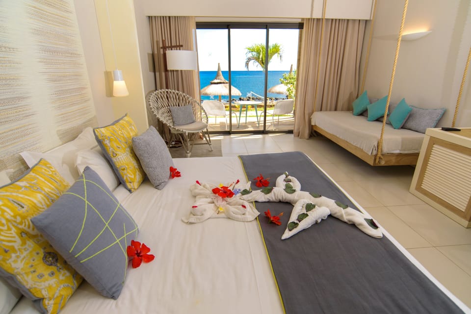 Deluxe Ocean view | Minibar, in-room safe, desk, iron/ironing board (on request)