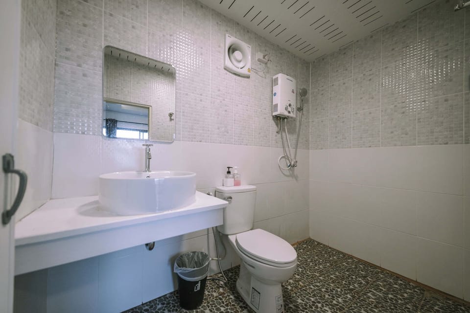 Family Room | Bathroom | Free toiletries, hair dryer, slippers, bidet