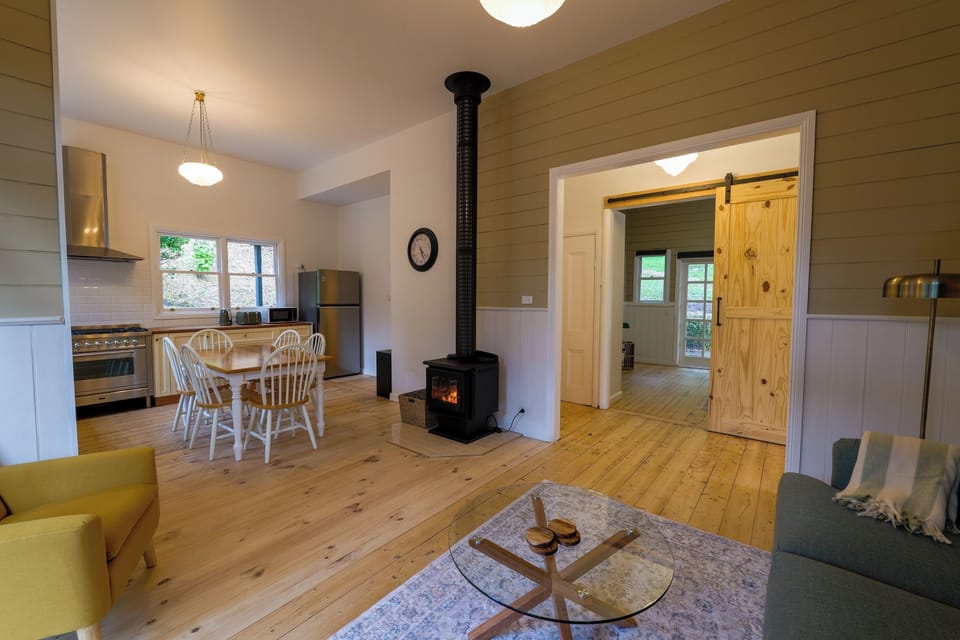 Deluxe Cottage | Living area | 56-inch Smart TV with digital channels, fireplace