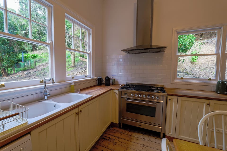 Deluxe Cottage | Private kitchen | Full-size fridge, microwave, oven, stovetop