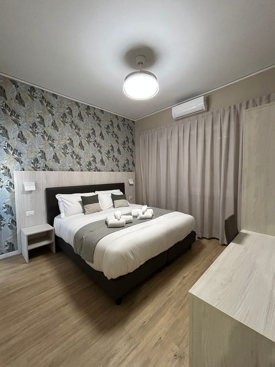 Classic Double or Twin Room, Balcony | In-room safe, blackout drapes, free WiFi, bed sheets