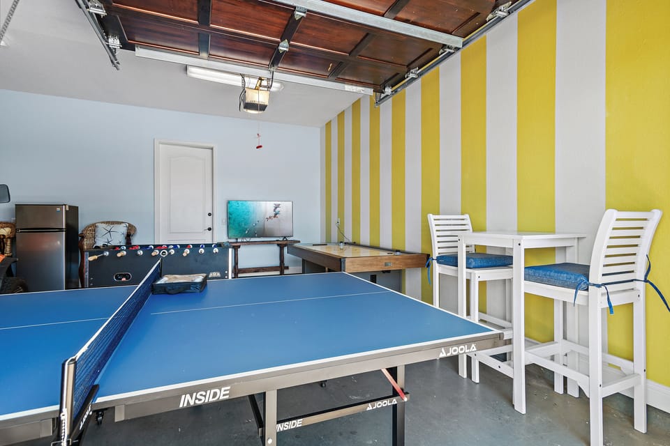 Game Room in the Garage - Ping Pong, Foosball, Air Hockey, Mini Fridge, Darts, and Smart TV!