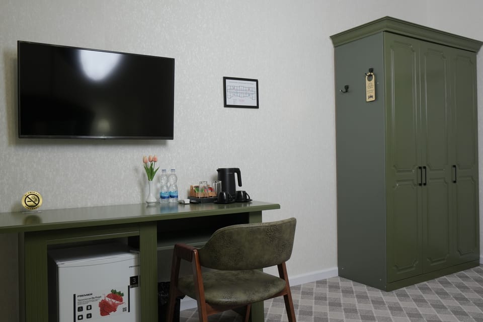 Suite, Balcony, Garden View | In-room safe, desk, laptop workspace, soundproofing