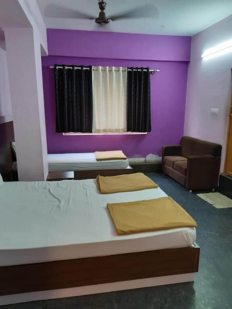 Deluxe Triple Room, City View | Desk, free WiFi