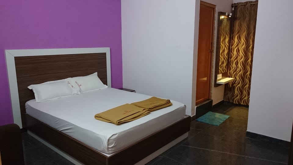 Basic Double Room, City View | Desk, free WiFi