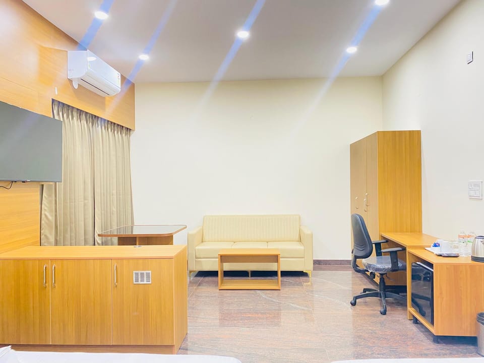 Desk, laptop workspace, soundproofing, free WiFi