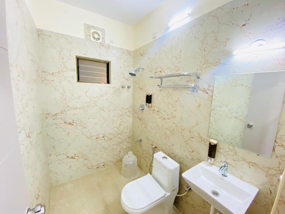 Superior Twin Room, City View | Bathroom | Free toiletries, towels, soap, shampoo