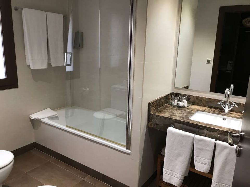 Deep soaking tub, free toiletries, hair dryer, towels