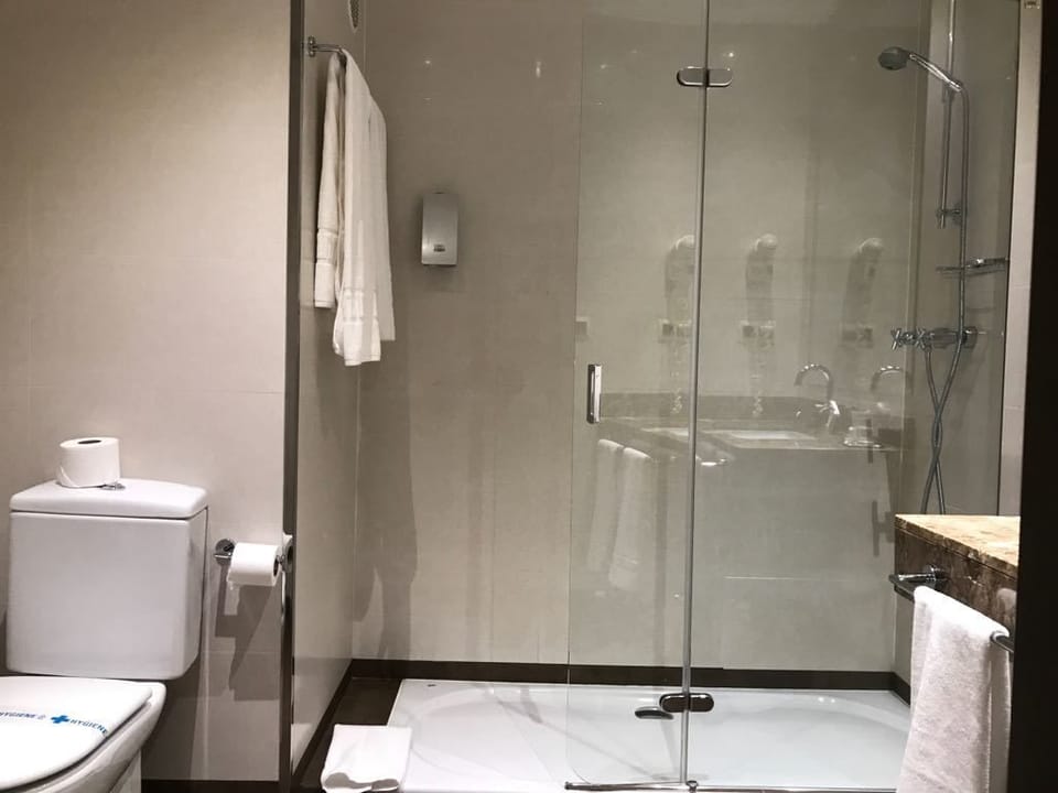 Double or Twin Room | Bathroom | Deep soaking tub, free toiletries, hair dryer, towels