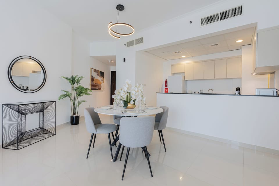 Deluxe Apartment, Balcony, City View | In-room dining