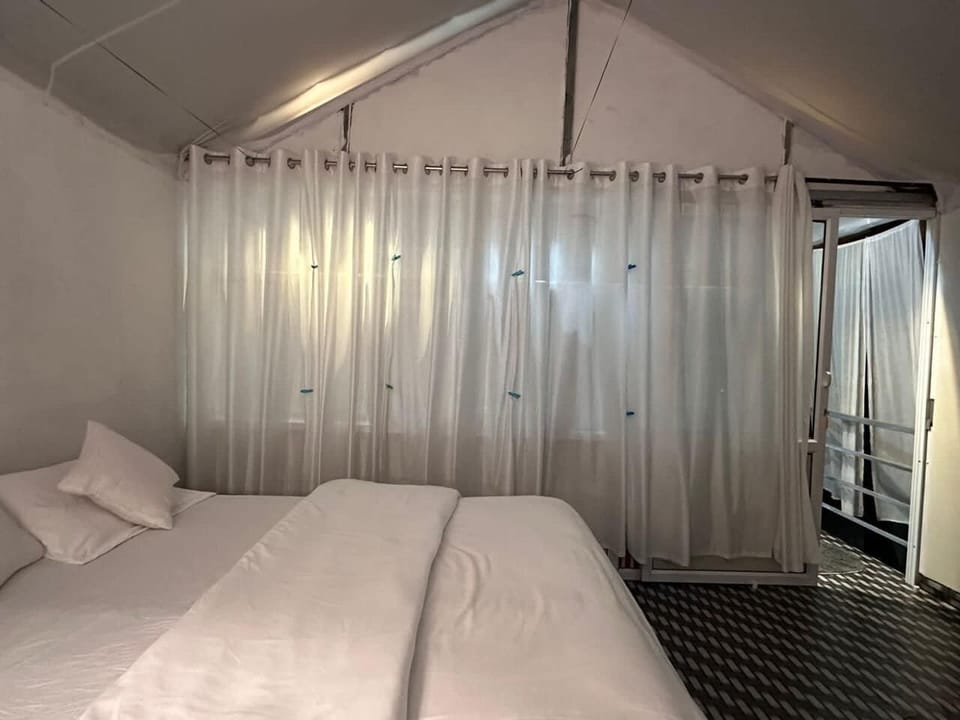 Family Double Room | Rollaway beds, bed sheets