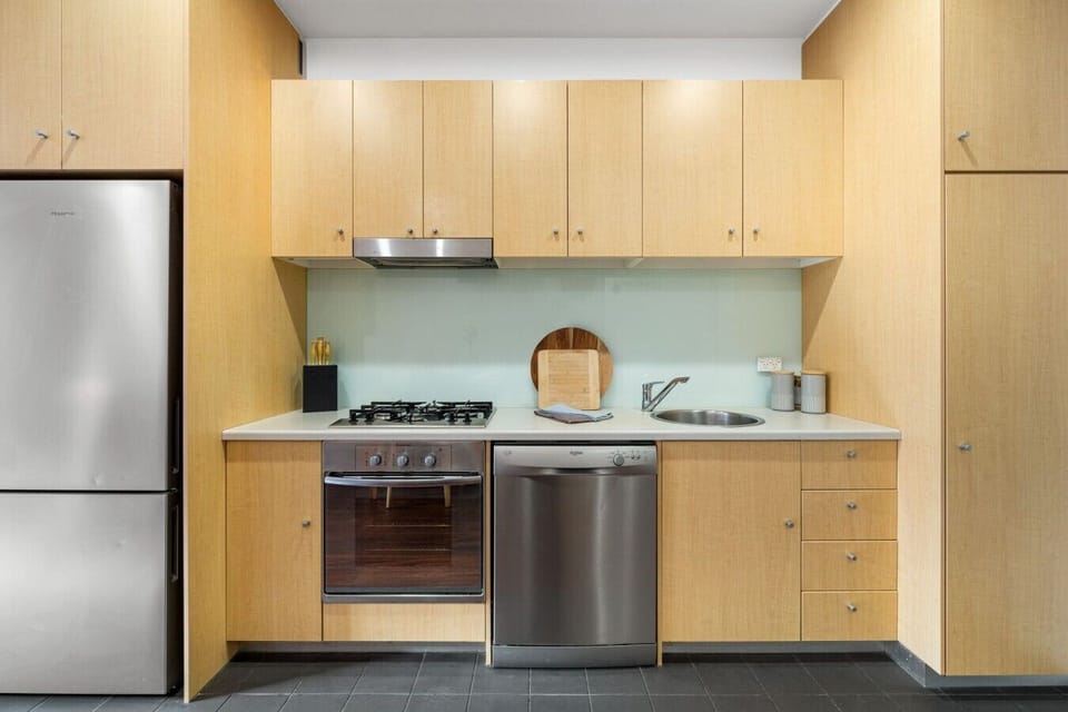Prepare everything from quick breakfasts to evening meals in the well-equipped kitchen with a gas cooktop, oven and dishwasher.