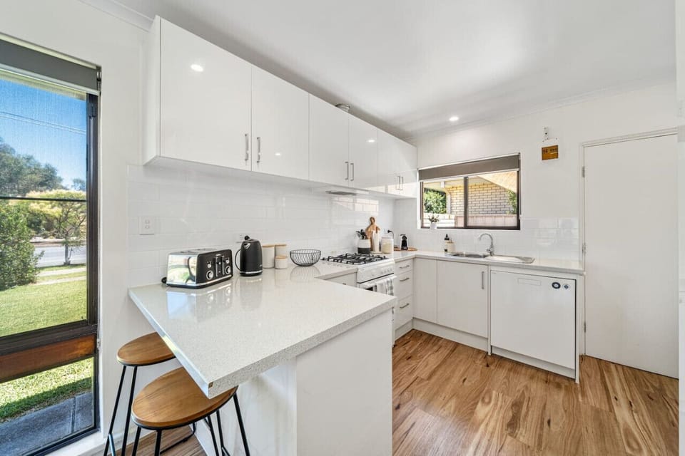 Make use of the fully equipped kitchen, designed for effortless cooking and easy mornings by the sea.