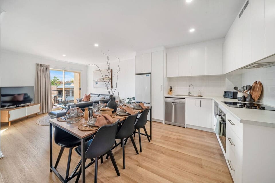 Gather around the table for long lunches or easy dinners with good company.