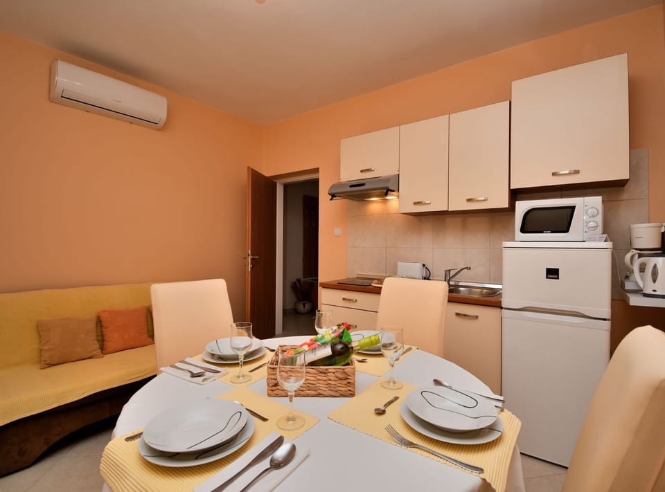 Apartment (Two Bedroom Apartment with Terrace) | Dining room