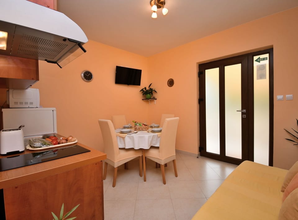 Apartment (Two Bedroom Apartment with Terrace) | Dining room
