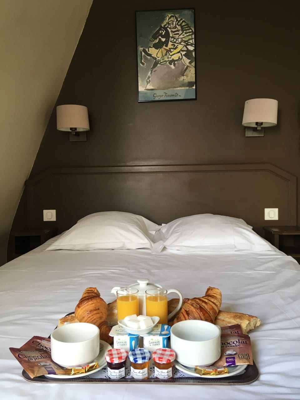Daily continental breakfast (EUR 13 per person)