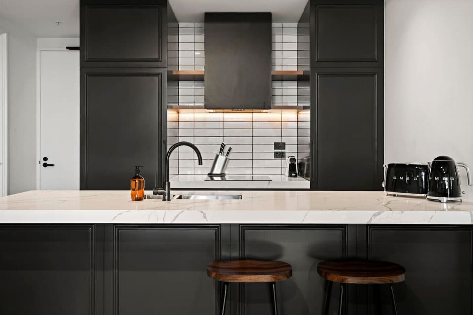 The kitchen has all the high quality appliances and kitchen wear that you need for you stay
