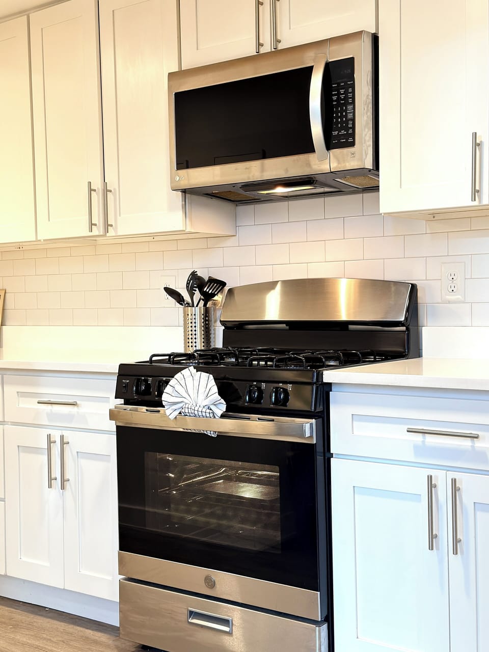 An open layout that blends cooking and connection with effortless charm.
