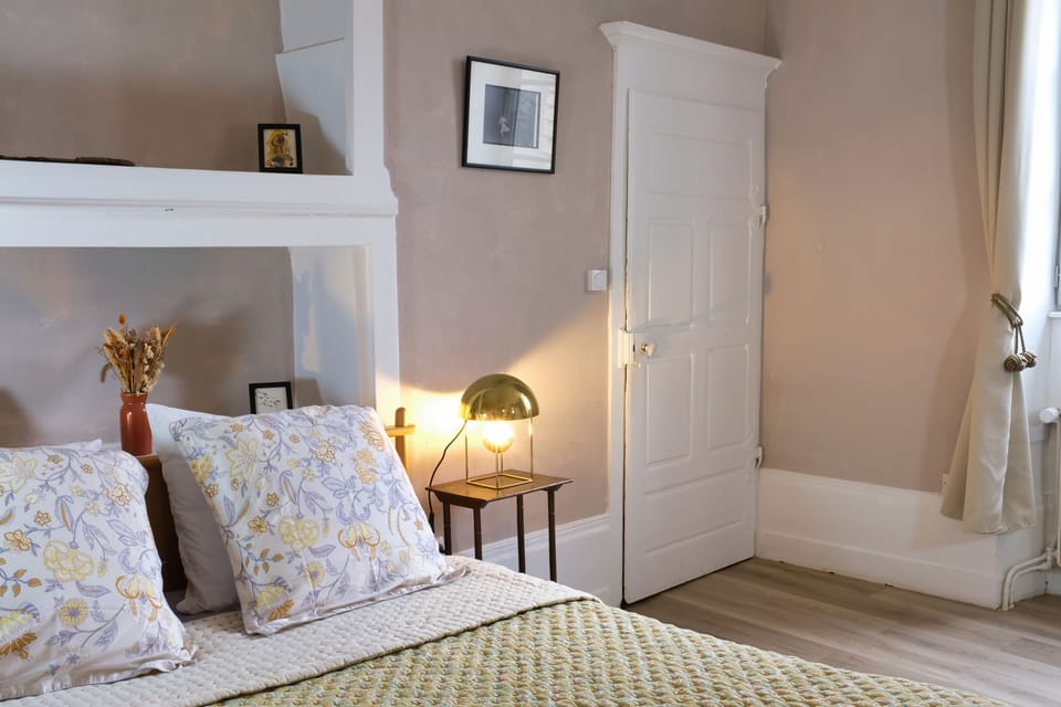 Superior Double Room, Courtyard View | Soundproofing, iron/ironing board, free WiFi
