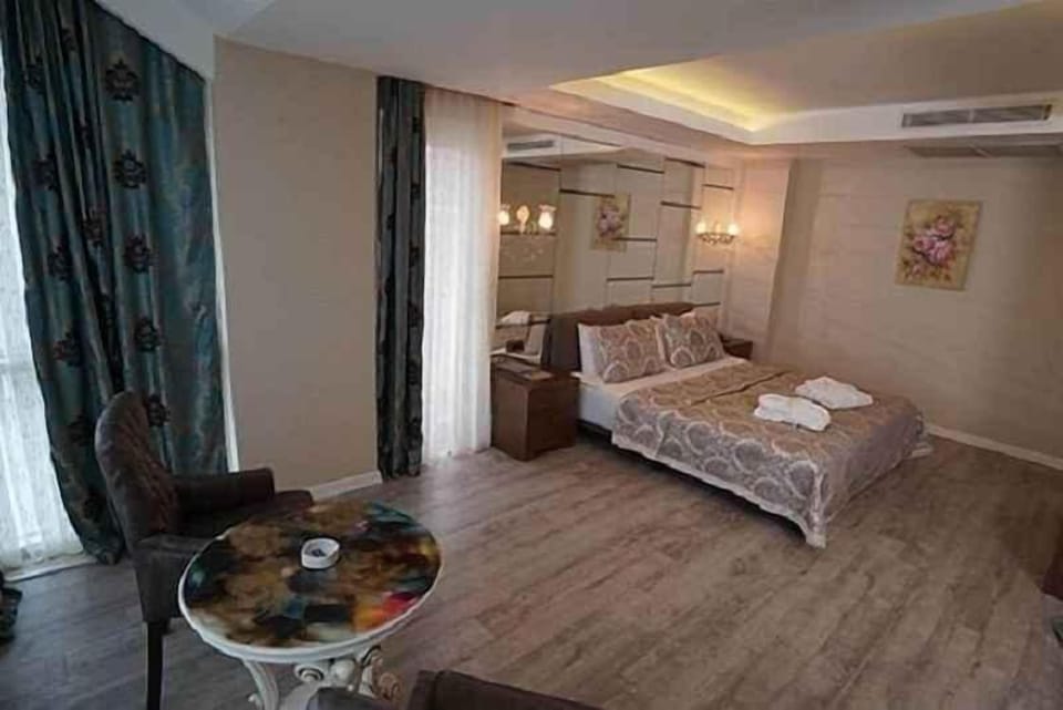 Suite, City View | Minibar, in-room safe, desk, soundproofing