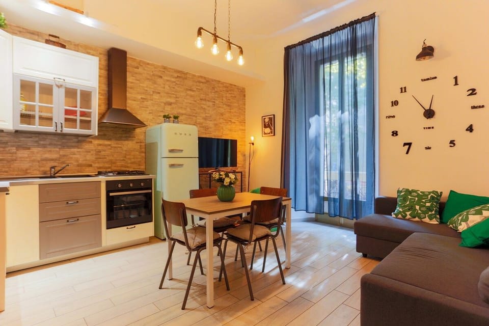 Ampio soggiorno con cucina e balcone