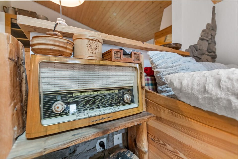 Dans le salon, une authentique radio Grundig des années 60, toujours fonctionnelle, vous invite à voyager dans le temps et à profiter d’une touche vintage unique.