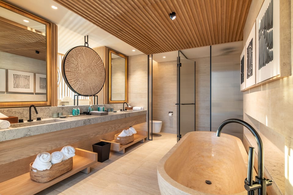 Presidential Suite | Bathroom | Separate tub and shower, free toiletries, hair dryer, towels