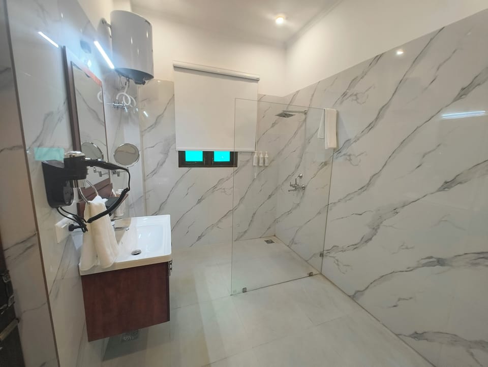 Kamal Mahal with Terrace | Bathroom | Hair dryer, bathrobes, towels