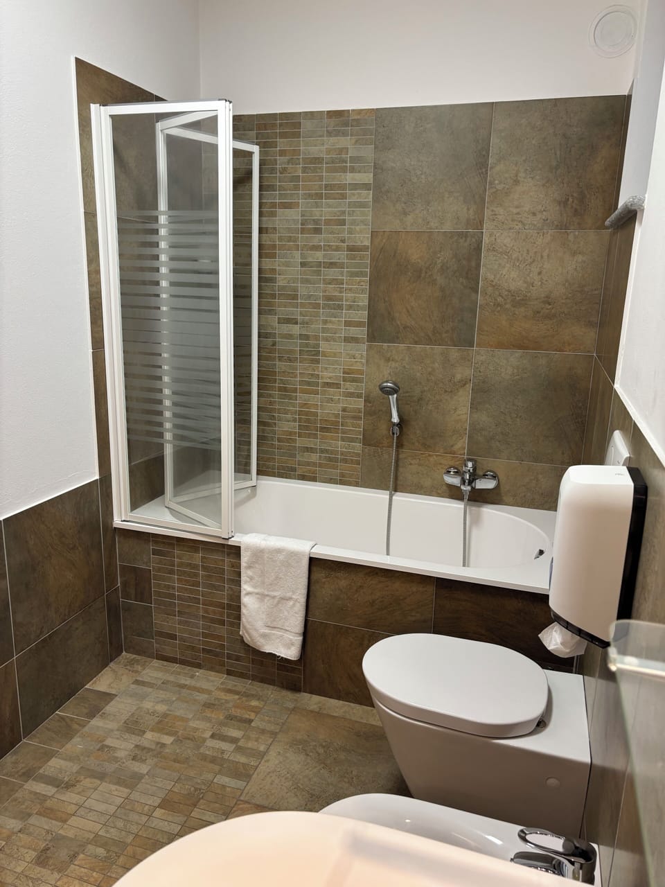 Basic Double or Twin Room, Bathtub, City View | Bathroom