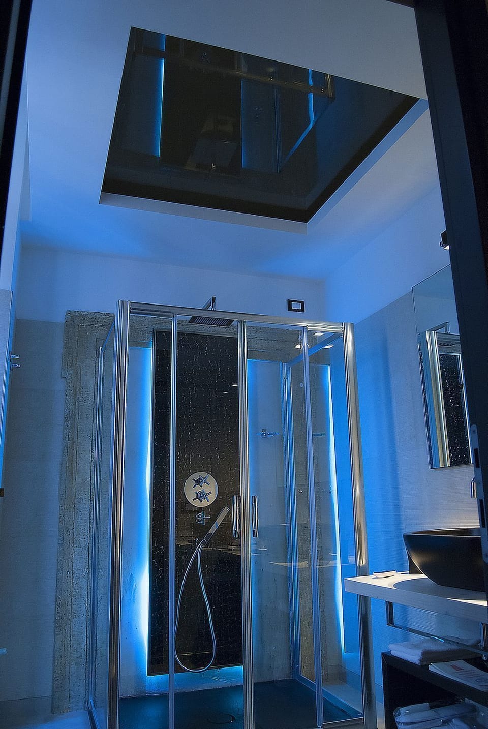 Superior Double Room | Bathroom | Shower, hair dryer, slippers, towels