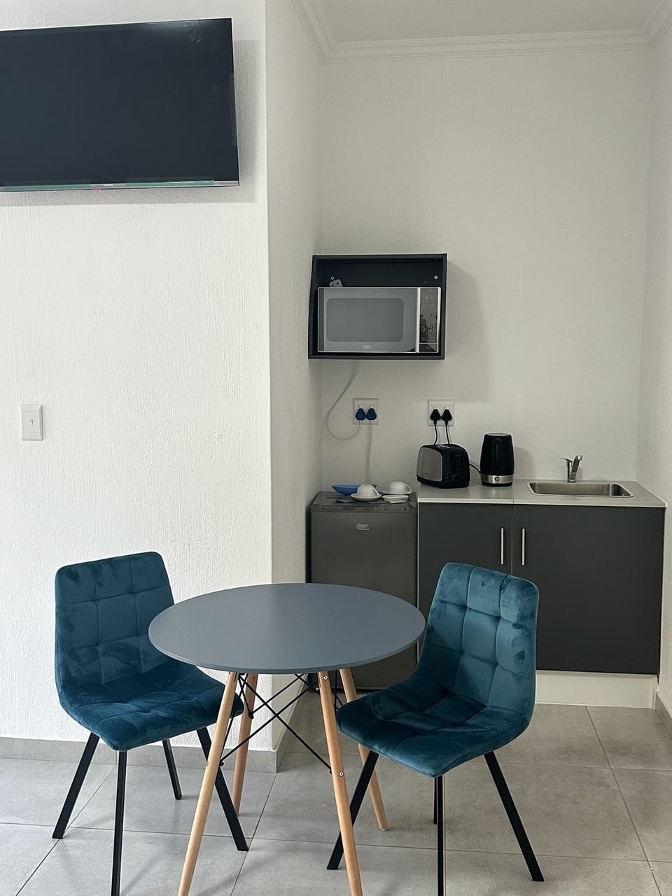 Comfort Suite | Private kitchen | Mini-fridge, microwave, electric kettle, toaster
