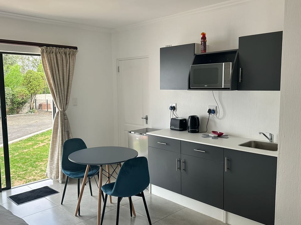 Executive Suite | Private kitchen | Mini-fridge, microwave, electric kettle, toaster