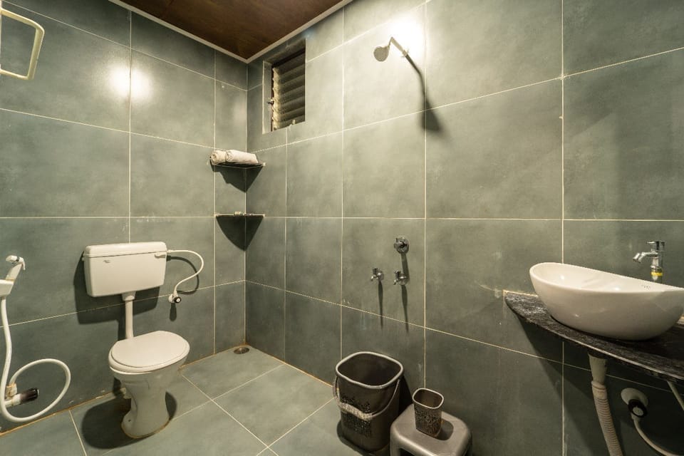Standard Triple Room, Garden View | Bathroom | Shower, towels, soap, shampoo