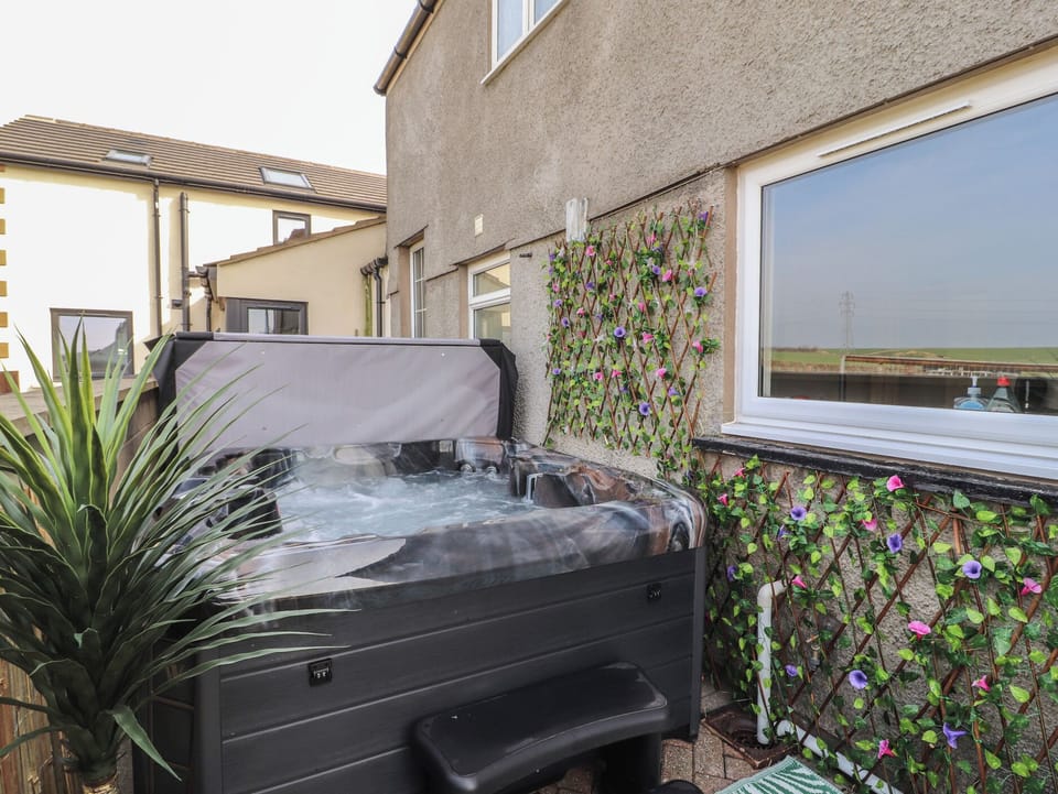 Cottage | Outdoor spa tub