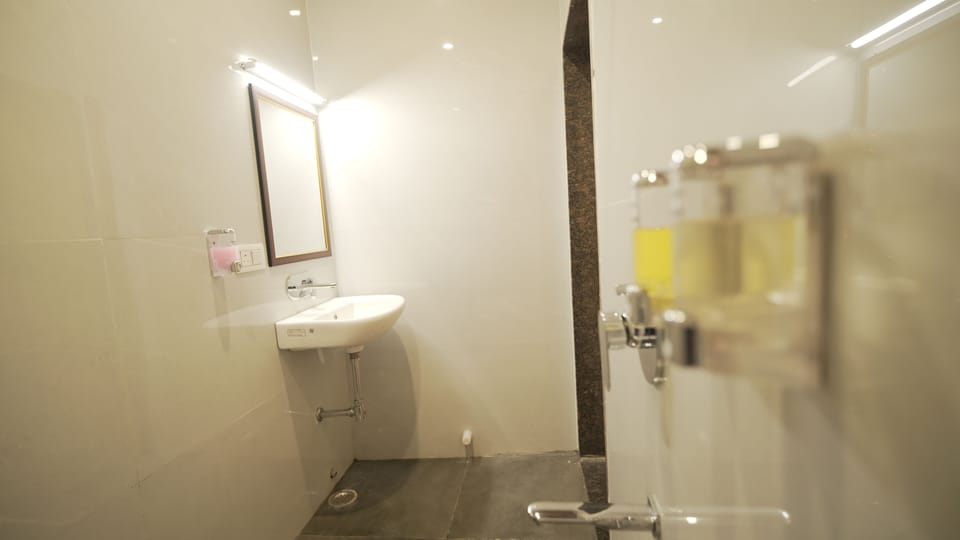 Superior Room | Bathroom | Shower, towels, soap, shampoo