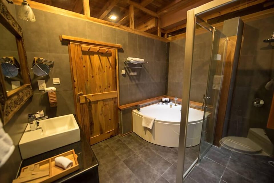 Deluxe Double or Twin Room, 1 Bedroom | Bathroom | Combined shower/tub, free toiletries, towels, soap
