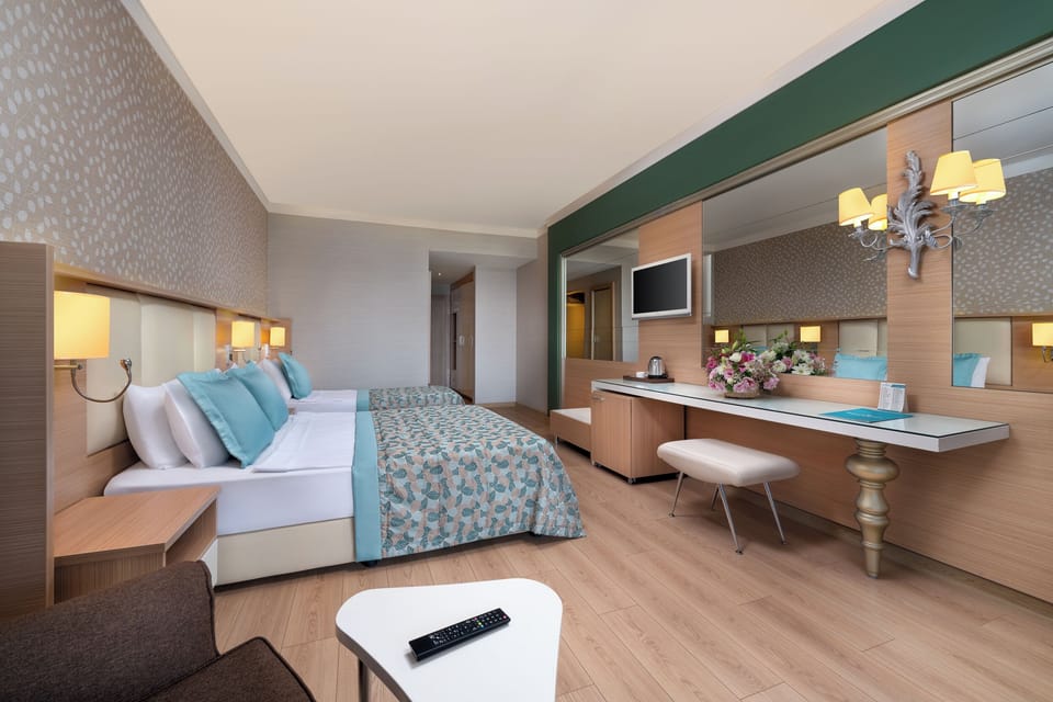 Standard Room | Free minibar, in-room safe, desk, blackout drapes