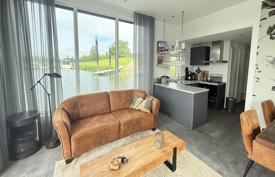 Living room - Maasterp - Woonboot 1