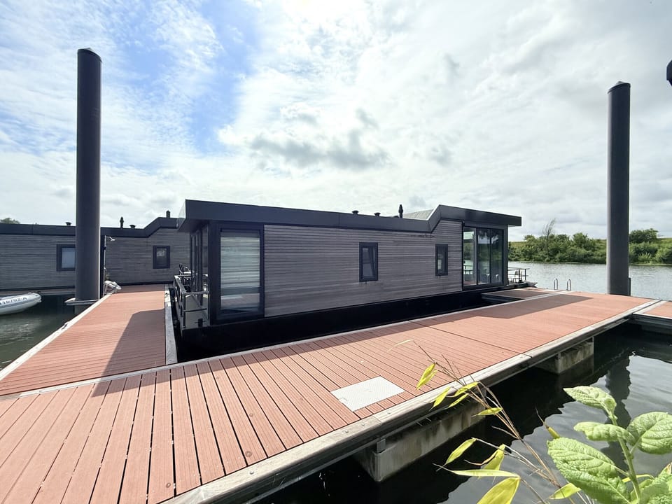 Maasterp - Woonboot 5 - front