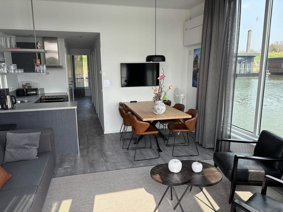 Maasterp dining table and kitchen - Houseboat 14