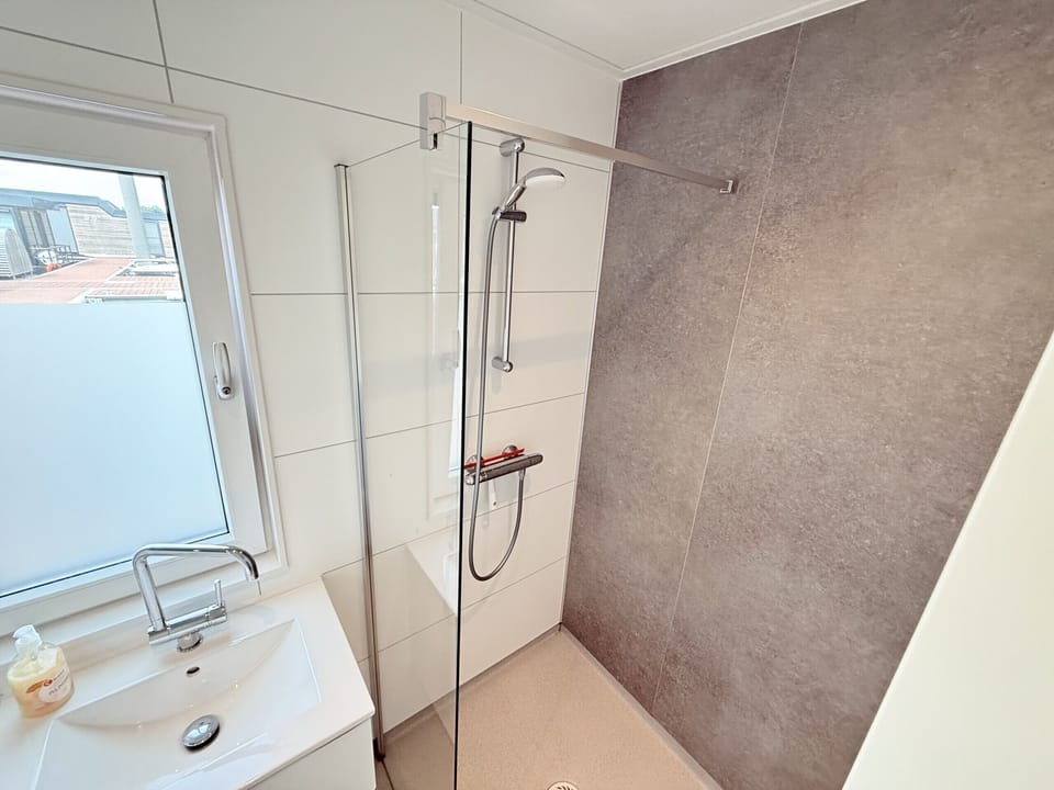 Maasterp bathroom - Houseboat 16
