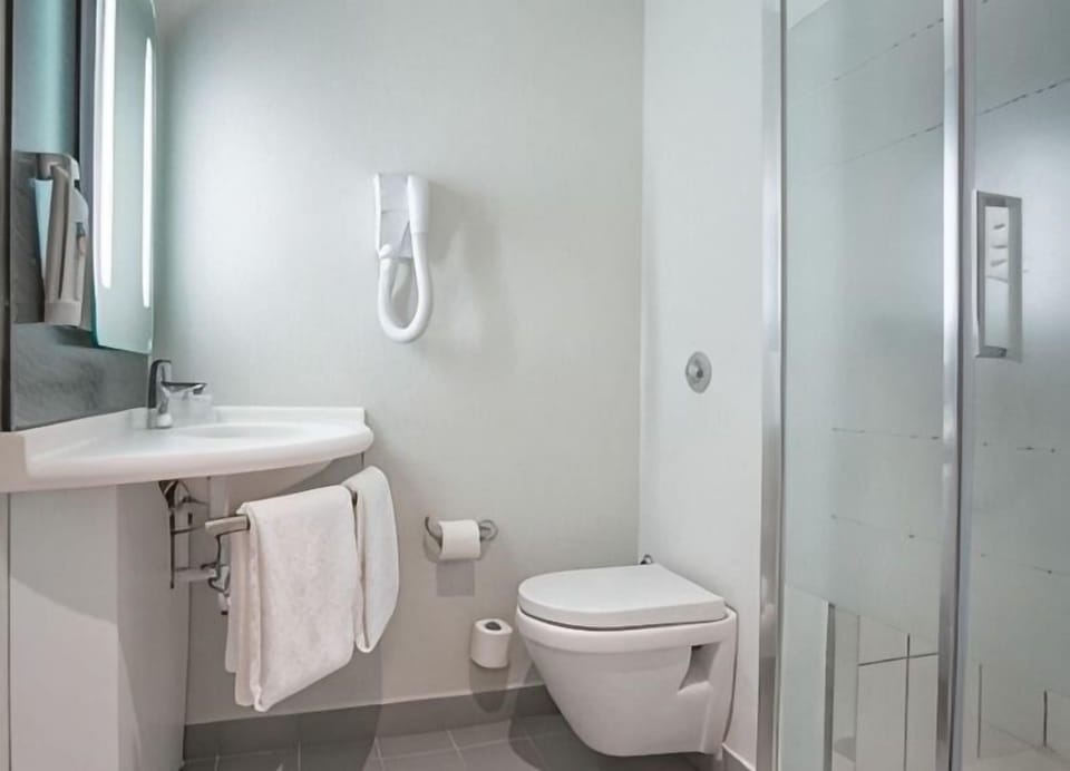 Classic Double Room | Bathroom | Combined shower/tub, free toiletries, hair dryer, towels