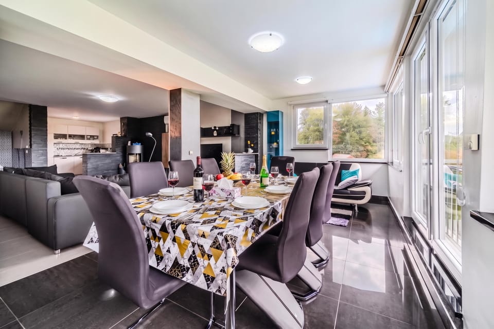 Family House, 2 Bedrooms, 2 Bathrooms, Mountainside (Riverside House with Pool and Hot Tub)