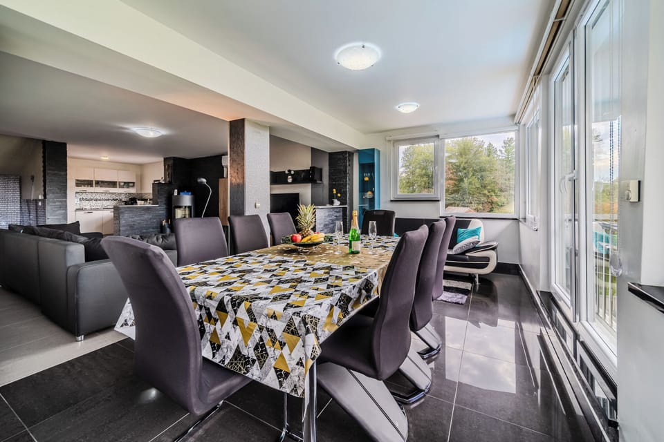 Family House, 2 Bedrooms, 2 Bathrooms, Mountainside (Riverside House with Pool and Hot Tub) | Dining