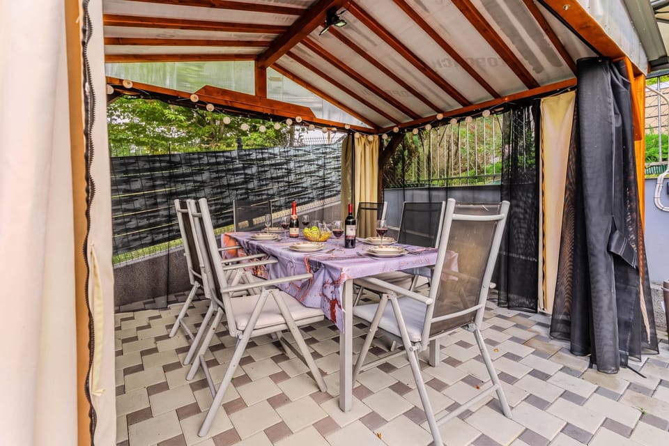 Family House, 2 Bedrooms, 2 Bathrooms, Mountainside (Riverside House with Pool and Hot Tub)