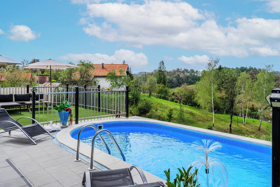 Family House, 2 Bedrooms, 2 Bathrooms, Mountainside (Riverside House with Pool and Hot Tub) | Private pool