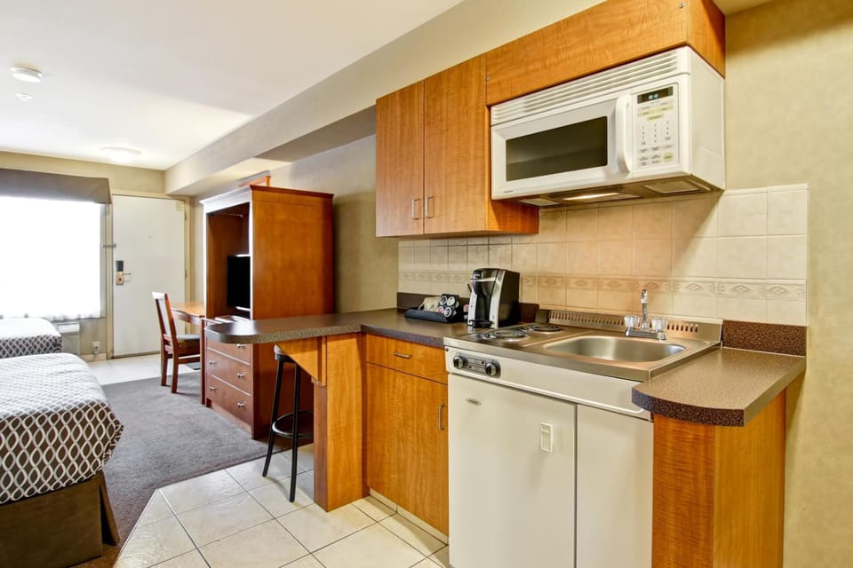 Coffee/tea maker, mini-fridge, microwave