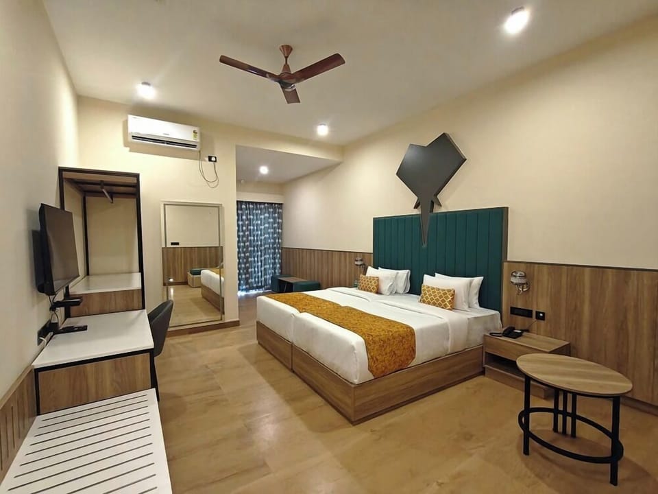 Executive Room, 1 Double Bed | Desk