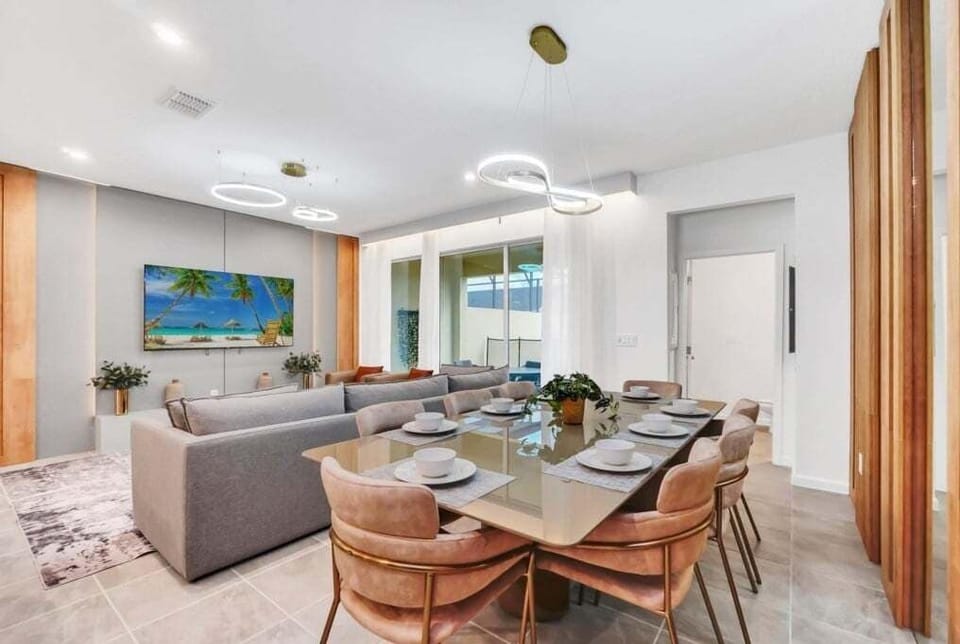 Townhome, 5 Bedrooms | Dining